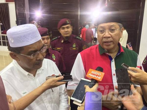 Takiyuddin (kiri) bersama Annuar ketika sidang media selepas himpunan yang diadakan Dataran Dewan Besar, Pekan Rabu, Sungai Manik, di sini, malam tadi.