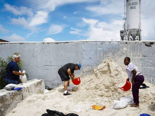 Penduduk Miami-Dade di West Miami mengisi beg pasir sebagai persediaan menghadapi Taufan Dorian. - FOTO AFP