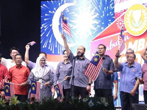 Mukhriz (tengah) melaungkan 'merdeka' sebanyak tujuh kali seterusnya diikuti nyanyian lagu Negaraku dan Tanggal 31 Ogos yang dinyanyikan beramai-ramai pada sambutan Ambang Merdeka 2019 di Pekan Rabu malam tadi. - Foto Mukhriz Mahathir FC