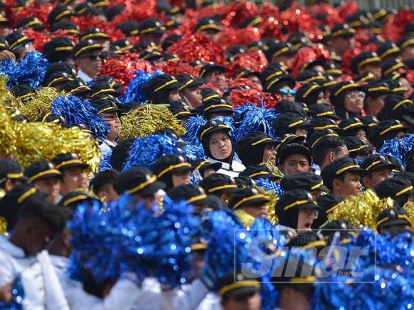 Pelajar sekolah yang menjayakan persembahan formasi manusia pada sambutan Hari Kebangsaan 2019 yang bertemakan "Sayangi Malaysiaku: Malaysia Bersih" di Dataran Putrajaya hari ini. FOTO: SHARIFUDIN ABDUL RAHIM