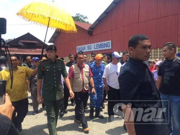 Tengku Hassanal tiba di pekan Sungai Lembing untuk meninjau lokasi kebakaran dan menziarah mangsa yang terlibat.