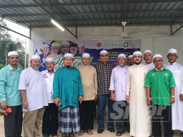 Nik Muhammad Zawawi (tujuh dari kanan) bergambar kenangan bersama pimpinan Pas Baling dalam majlis petang semalam.