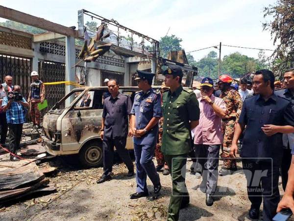 Tengku Hassanal Ibrahim Alam Shah mencemar duli melawat lokasi kebakaran di Pekan Sungai Lembing hari ini.