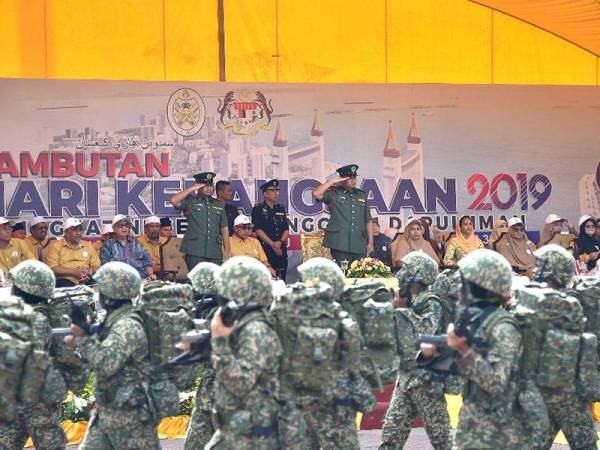 Tengku Muhammad Ismail (kanan) dan Tengku Muhammad Mua'az memberikan tabik hormat sewaktu Acara Perbarisan dan Perarakan Hari Kebangsaan 2019 Peringkat Terengganu hari ini. - Foto UPDI