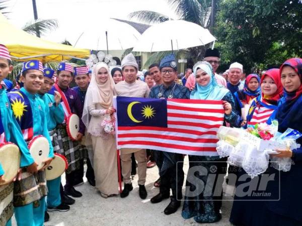 Nurul Umaimah (kiri) dan pasangan bersama kakaknya, Nurul Fithriyyah (kiri) dan pasangannya serta ibu bapa dan ahli keluarga masing-masing.