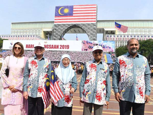 Perdana Menteri Tun Dr Mahathir Mohamad (dua, kanan) bergambar bersama Dr Wan Azizah (tengah) ketika menghadiri acara perbarisan dan perarakan Hari Kebangsaan ke-62 di Dataran Putrajaya hari ini. - Foto BERNAMA