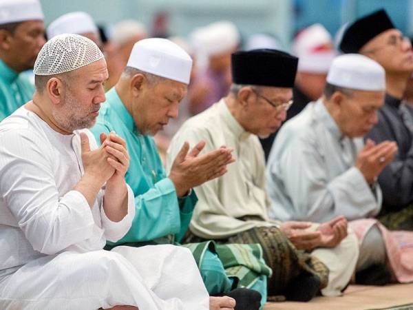 Sultan Muhammad V (kiri) mengaminkan doa awal tahun 1441 Hijriah yang dibacakan oleh Mufti Kelantan Datuk Mohamad Shukri Mohamad sempena Majlis Bacaan Doa Sempena Akhir Tahun 1440 Hijriah dan Awal Tahun 1441 Hijriah. -Foto BERNAMA