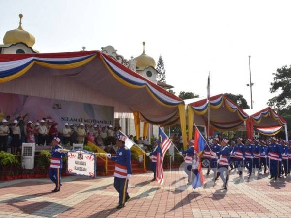 Kakitangan Majlis Perbandaran Jasin (MPJ) turut menyertai acara perarakan dan perbarisan itu.