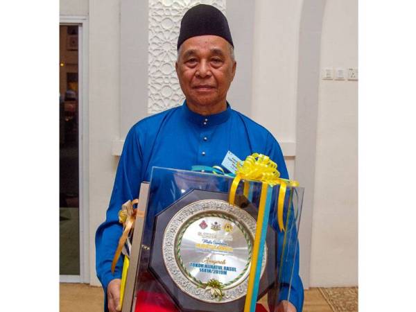 Tokoh Hijratul Rasul Peringkat Negeri Kelantan Muhammad Yunan Mohamood, 74, menunjukkan plak anugerah yang dikurniakan oleh Sultan Kelantan. - Foto BERNAMA