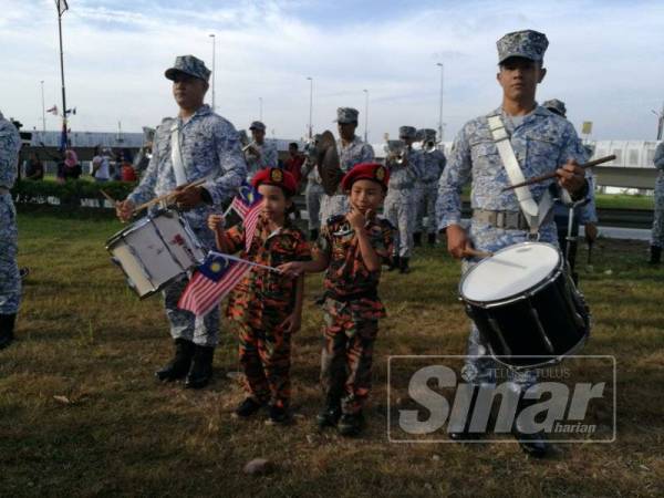 
Mohd Arif bersama adiknya, Kasih bergambar dengan anggota TLDM di Dataran Bandaraya Johor Bahru.