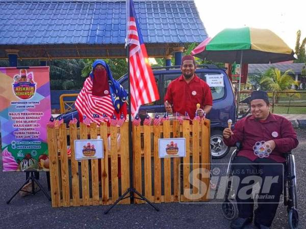 Abdul Rahman mengagihkan aiskrim percuma kepada pengunjung sebagai usaha menyemarakkan sambutan kemerdekaan.