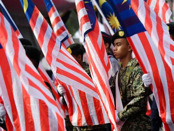 Kontinjen Angkatan Tentera Malaysia menyertai perbarisan dan perarakan sambutan Hari Kebangsaan 2019. - Foto Bernama