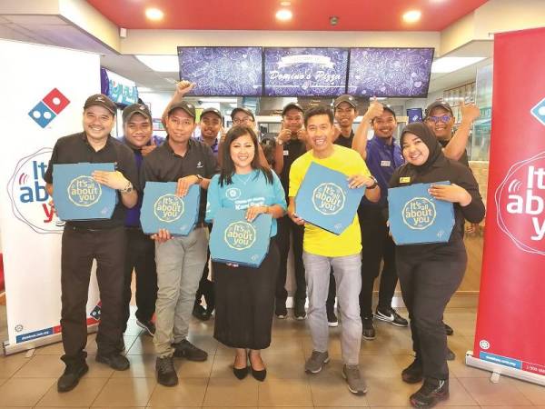 SHAMSUL Amree (dua dari kanan) bersama Linda (tengah) dan kakitangan Domino's Pizza memastikan perkhidmatan penghantaran produk yang terbaik di negara dan global.