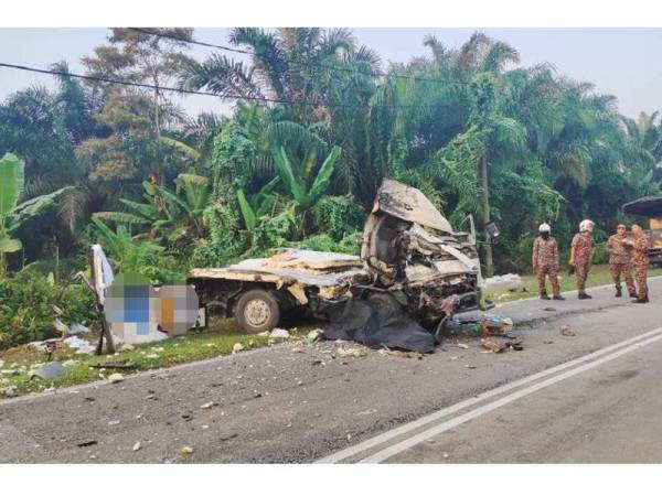 Keadaan lori ais akibat pertembungan itu.- Foto: JBPM