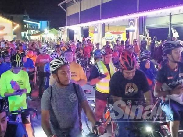 Benut Merdeka Fun Night Run sempena sambutan Hari Kebangsaan menarik lebih 250 peserta malam semalam.