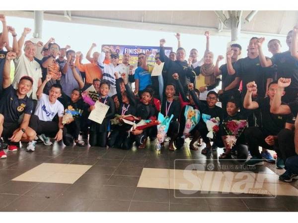 Peserta program renang catat sejarah apabila berjaya berenang sejauh 10 kilometer merentasi Selat Dinding sempena program Renang Kemerdekaan Lumut hari ini.