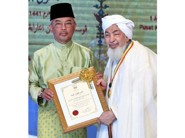 Al-Sultan Abdullah berkenan menyampaikan Anugerah Tokoh Maal Hijrah Antarabangsa kepada Pengerusi Majlis Fatwa Emiriah Arab Bersatu, Shaykh Abdallah Shaykh Al-Mahfoudh pada majlis Sambutan Maal Hijrah Peringkat Kebangsaan 1441H/2019M di Pusat Konvensyen Antarabangsa Putrajaya hari ini. - Foto: BERNAMA