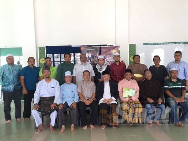 Mohd Azmi (duduk tengah) bergambar dengan ahli Teras dan Majlis Perundingan Pertubuhan Islam Malaysia (Mapim) yang hadir di sini, hari ini.