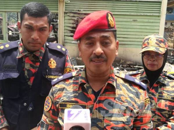 Ismail (tengah) pada sidang media di lokasi kebakaran di Sungai Lembing di sini.
