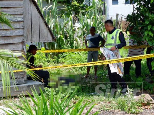 Pasukan forensik membuat pemeriksaan di lokasi penemuan mayat.