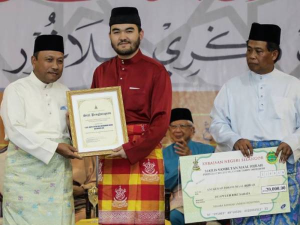 Raja Muda Selangor, Tengku Amir Shah Sultan Sharafuddin Idris Shah berkenan menyampaikan anugerah Tokoh Maal Hijrah kepada Mohamad Adzib.