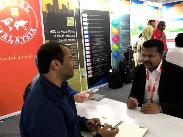 Mohammad Shukur (kanan) di Global Halal India Expo 2019, di sini hari ini. - Foto: BERNAMA