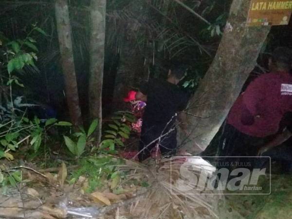 Mangsa yang cedera dibawa turun untuk dihantar ke hospital.