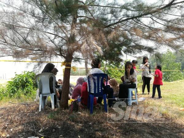 Antara kalangan sahabat keluarga mangsa yang menunggu di lokasi kejadian di Sungai Sepang, Bagan Nelayan, hari ini.