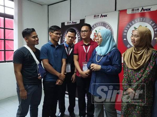 Muhammad Izzat (dua dari kiri) bersama rakan-rakannya berbual dengan Asma di USM tadi.