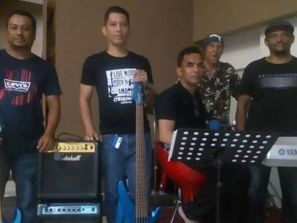 Sahabat Band yang baharu ditubuhkan sering tampil dengan lagu patriotik dan unsur nasihat.