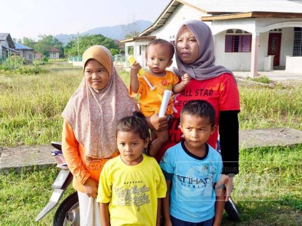 Aslinda dan empat anaknya tinggal sehelai sepinggang selepas rumah mereka musnah terbakar.