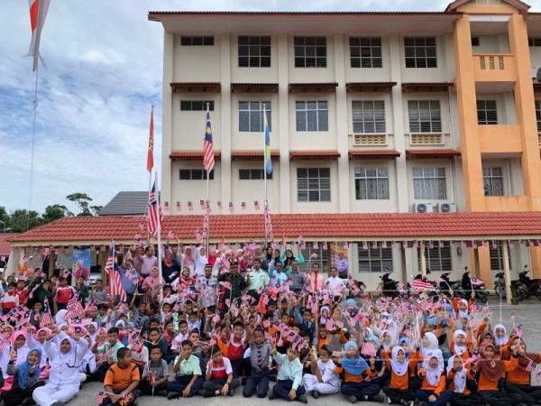 Warga SK Pulau Gajah bersemangat melaungkan merdeka.