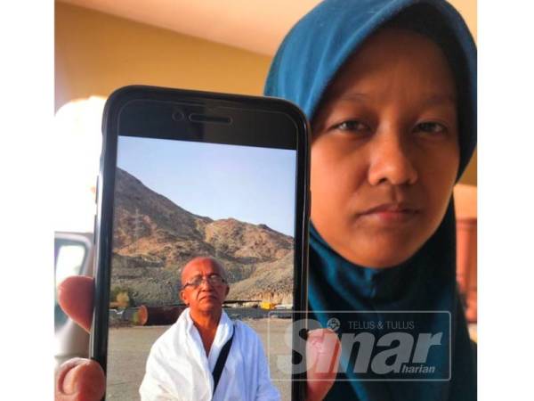 Nur Syahira menunjukkan gambar arwah bapanya yang dikirimkan ketika berada di Tanah Suci.
