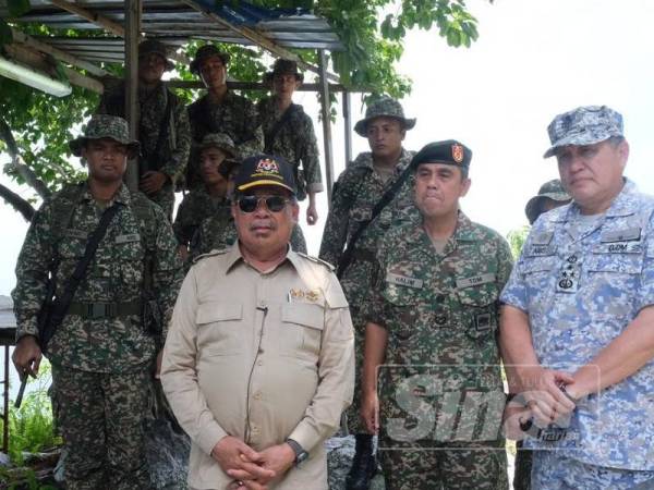 Mohamad ketika meninjau ke Pulau Perak hari ini.