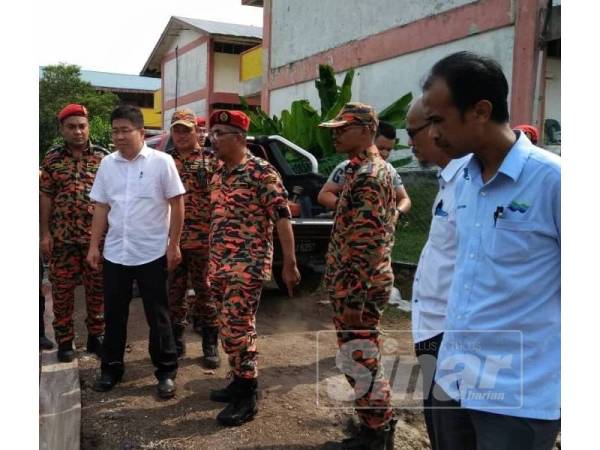 Yahaya (tiga dari kanan) mengiringi Chen Choon (dua dari kiri) meninjau lokasi kebakaran.