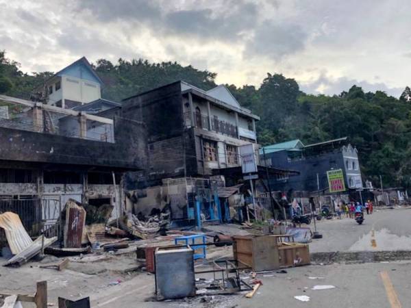 Deretan kedai musnah dibakar dalam kejadian rusuhan di Jayapura pada Khamis lalu.