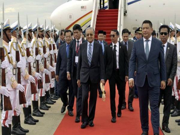 Perdana Menteri Tun Dr Mahathir Mohamad tiba di Lapangan Terbang Antarabangsa Phnom Penh bagi mengadakan lawatan rasmi selama tiga hari ke Kemboja hari ini. - Foto Bernama