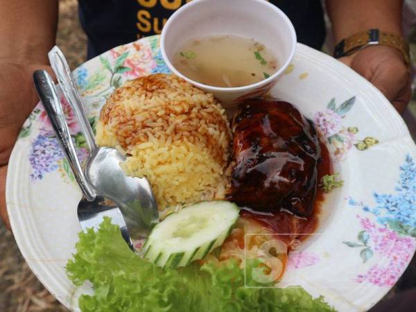 Walaupun dijual pada harga RM2, namun kuantiti nasi ayam di sini masih setanding harga biasa.