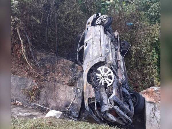 Kereta Toyota Camry dipandu lelaki berusia 59 tahun itu terbabas ke longkang dan terbakar.