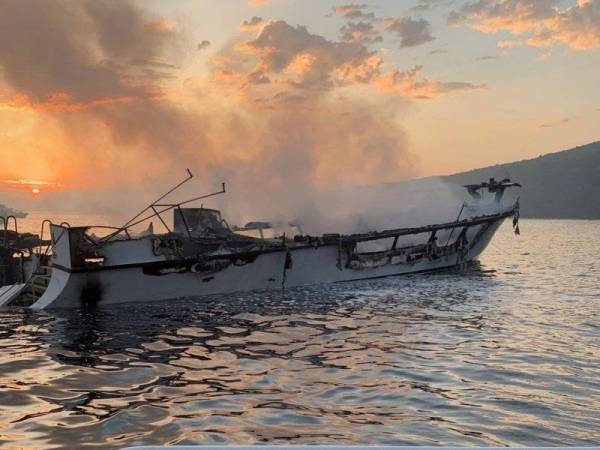 Bot Conception yang terbakar di Pulau Santa Cruz. - Foto Ventura County Fire Dept