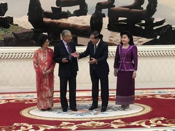 Perdana Menteri Tun Dr Mahathir Mohamad dan isteri Tun Dr Siti Hasmah Mohd Ali diberi sambutan rasmi oleh Perdana Menteri Kemboja Hun Sen dan isteri Bun Rany Hun Sen di Peace Palace hari ini. - Foto Bernama 