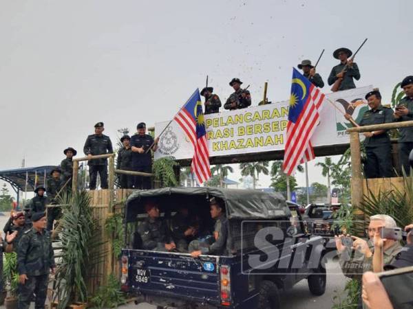 Abdul Hamid (kiri) melepaskan dua batalion Polis Gerakan Am dari Senoi Praaq akan membantu Perhilitan membanteras pemburu haram menerusi Operasi Bersepadu Khazanah di Bidor hari ini.