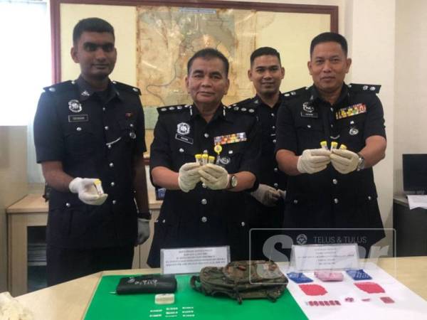 Abdul Rahim (dua, kiri) bersama barisan pegawai menunjukkan dadah yang dirampas daripada dua serbuan di Kota Bharu. 