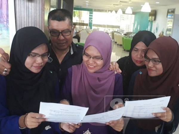 Dari kiri, Intan Nur Fazrina, Intan Nur Syazrina dan Intan Nur Liyana menunjukkan surat tawaran pengajian UUM kepada ibu bapa mereka.