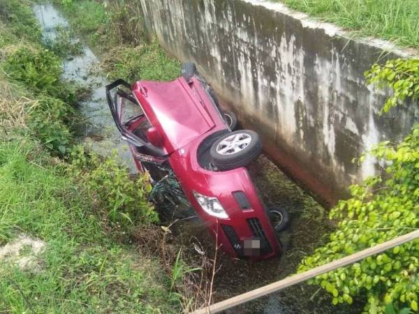 Keadaan salah sebuah kereta terjunam ke dalam parit. Foto JBPM dan pembaca. - Foto ihsan JBPM dan pembaca