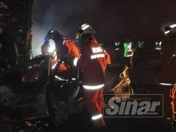 Kenderaan mangsa terbakar selepas merempuh belakang sebuah treler di Kilometer 9.2 Lebuhraya Latar arah Kuala Lumpur di sini malam tadi.