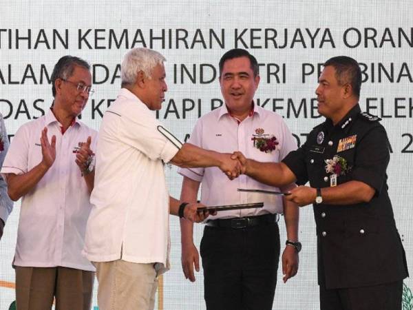 Menteri Pengangkutan, Anthony Loke Siew Fok (dua dari kanan) menyaksikan Majlis Pertukaran Dokumen Perjanjian antara Pengerusi Dhaya Maju LTAT Sdn Bhd Tan Sri Mohd Azumi Mohamed (dua dari kiri) dan Timbalan Komisioner Jeneral Penjara (Pemasyarakat), Datuk Abdul Aziz Abdul Razak (kanan) selepas Majlis Pelancaran Projek Menaiktaraf Kemudahan Infrastruktur Landasan Keretapi Berkembar Elektrik di Lembah Klang (KVDT) Fasa Dua hari ini. - Foto Bernama
