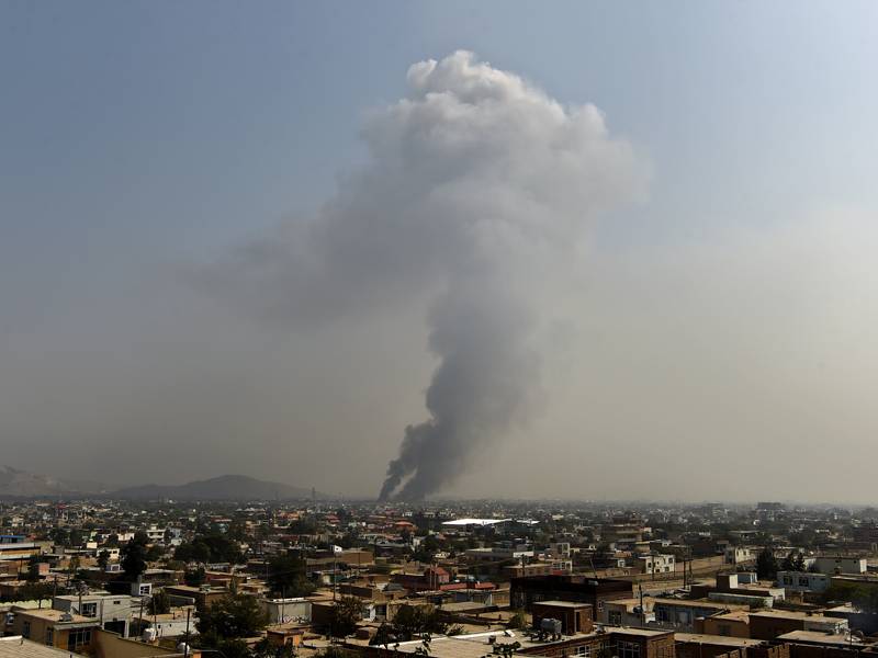 Asap kelihatan dari lokasi serangan susulan letupan kuat di Kabul semalam. - Foto AFP