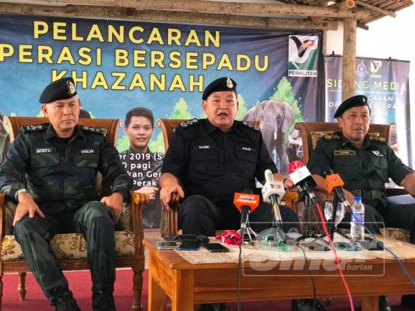 Abdul Hamid (tengah) dalam sidang media selepas melancarkan Operasi Bersepadu Khazanah hari ini.