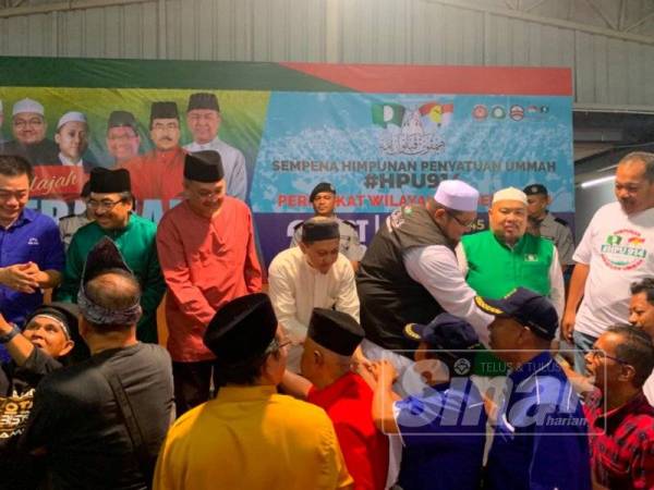 Barisan kepimpinan UMNO dan Pas terlibat dalam ceramah Penyatuan Ummah Wilayah Persekutuan, di Kuala Lumpur, semalam.